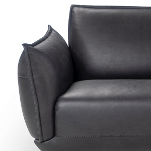 Диван итальянский кожаный прямой Leclair Calia Italia с округлыми формами и закрытым основанием