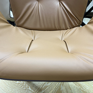 Стул с подлокотниками  Sorrento Tonin Casa Италия из натуральной кожи на деревянном основании