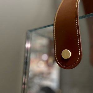 Полка Cheri  Италия малая стеклянная с зеркальной задней стенкой и элементами из кожи Tonin Casa