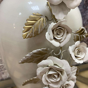 Ваза Siluette 7914 H 50 см Bianca с фарфоровыми цветами Capodimonte керамическая итальянская Mezzalu