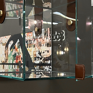 Полка Cheri  Италия малая стеклянная с зеркальной задней стенкой и элементами из кожи Tonin Casa