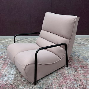 Итальянское Кресло Papilon Calia Italia в натуральной коже пудрового цвета с эффектом soft tuch