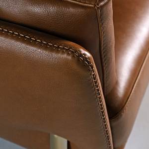 Диван итальянский прямой кожаный Venere  Calia Italia строгих форм, на металлических изящных ножках